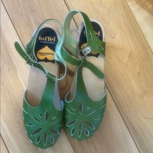 Toffel made in Sweden New Green Leather Cut-Out Sandals